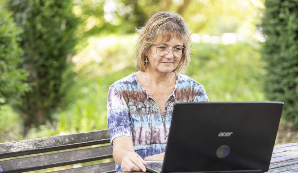 Monika Rudolph bei der Arbeit am Onlinekurs Wege ins Leben